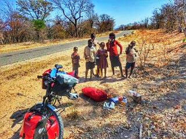 Jakob Brderlin: Das Foto entstand auf einer Reise quer durch Afrika am Lake Kariba in Simbabwe. "Als ich am Straenrand zu Mittag a kamen diese sechs Kinder vorbei und ich lud sie ein, das Essen  mit mir zu teilen. Die Gesichter sagen alles".