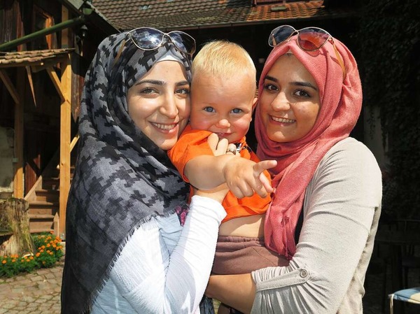Leonie Brouwer: Das Foto zeigt den Sohn der Fotografin, der sich beim "Brunch auf dem Bauernhof" in Wies kstlich mit den syrischen Gsten amsiert hatte.