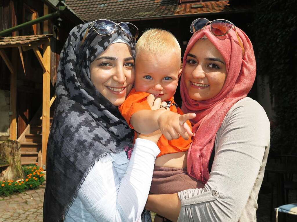 Leonie Brouwer: Das Foto zeigt den Sohn der Fotografin, der sich beim „Brunch auf dem Bauernhof“ in Wies kstlich mit den syrischen Gsten amsiert hatte.