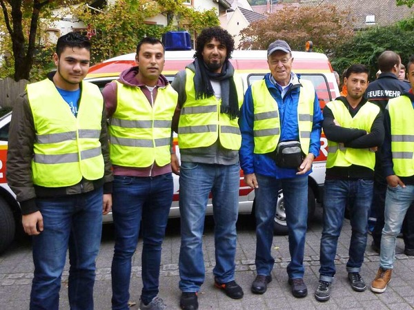 Max Schwrer: Diese und weitere 16 Flchtlinge haben bei der dritten  Schopfheimer Stadtputzete im September mitgeholfen,  "Schopfheim raus zu putzen". Es hat Spa gemacht.