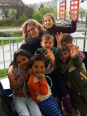 Ahmed Rasul:  Dieses Bild wurde  von einem der Flchtlingskinder gemacht. Es entstand am 16. April 2016 in der Unterkunft in Lrrach, in die alle "Wieser" Flchtlinge umgezogen sind und zeigt das frhliche Wiedersehen mit den Helfern aus Wies.