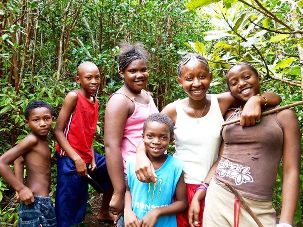 Hanspeter Heitzmann: Bei einem Waldspaziergang auf Mauritius hat der Fotograf diese frhlichen Kinder getroffen. "Ihre spontane Herzlichkeit hat mich sehr beeindruckt", schreibt er.