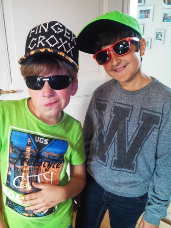 Marion Wenk-Ruber: Das Foto zeigt Jonas, den Sohn der Fotografin,  und  das syrische Flchtlingskind Juan (10 Jahre, Name gendert). Seit mehr als neun Monaten lebt Juan als   Pflegekind in der Familie. Jonas und Juan sind dicke Freunde geworden.
