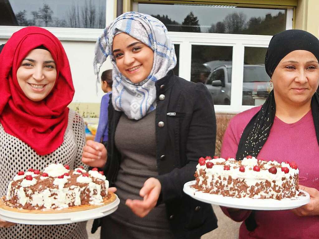 Gudrun Gehr:  Das Foto wurde  am 3. April anlsslich des frhlichen Abschiedsfestes der 40 Flchtlinge aus dem Dorfgemeinschaftshaus in Wies gemacht. Dargestellt sind die syrischen Bckerinnen von (alkoholfreien) Schwarzwlder Kirschtorten.