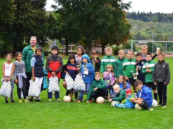 Achim Treiber: Das Foto zeigt Teilnehmer des "Familientags mit Flchtlingen", den der FC Hausen veranstaltete. Unter den Teilnehmern waren viele Flchtlingskinder, insbesondere aus der Gemeinschaftsunterkunft Fahrnau.