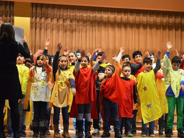 Sandra Hasswani: An einem gemeinsamen Chorwochenende im Januar bten  deutsche Kinder und Migrantenkinder in Rickenbach-Rttehof gemeinsam das Musical "Fremde werden Freunde" ein. Veranstalter war der Chorverband Hochrhein.