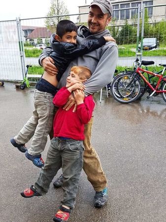 Wolfgang Kempf: "Knig der Fahrrder" heit das Motiv. Sie  zeigt zwei Flchtlingskinder, die  sich ber den Besuch von Michael Degen sehr freuen. Michael Degen spielt  immer mit den Kindern  und hlt die vielen gespendeten Fahrrder in Schuss.