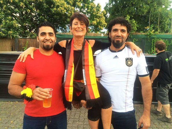 Petra Schultheiss: "Unsere Freunde Achmed und Mohammed sind mit mir zum Puplic-Viewing beim Spiel Deutschland - Frankreich gegangen(leider verloren). Wir hatten trotzdem viel Spa."