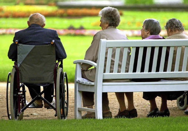 Die Bevlkerung wird immer lter. Die ...Herausforderungen frhzeitig stellen.   | Foto: dpa