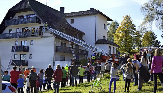 Zahlreiche Zuschauer verfolgten rund u... der  Herbstschauprobe der Feuerwehr.   | Foto: Sandhya Hasswani