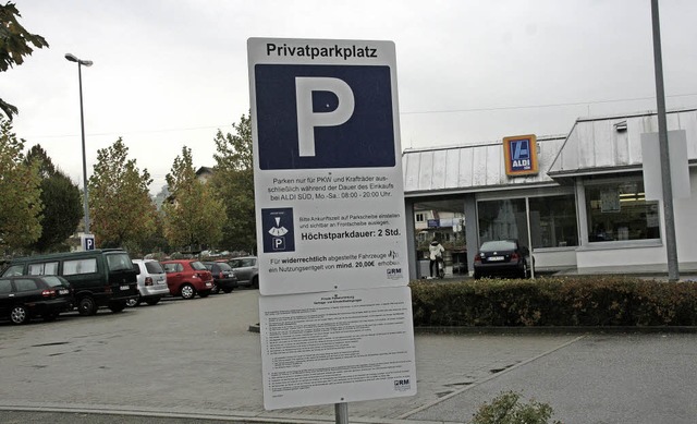 Auf dem Aldi-Parkplatz mssen die Kund...t ein Bugeld von mindestens 20 Euro.   | Foto: Marlies Jung-Knoblich