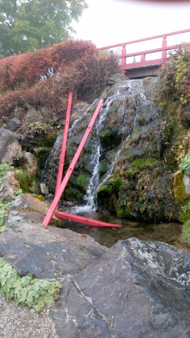 Die aus der Verankerung herausgerissen...achtlos in den Wasserfall geschmissen.  | Foto: Georg Schanz