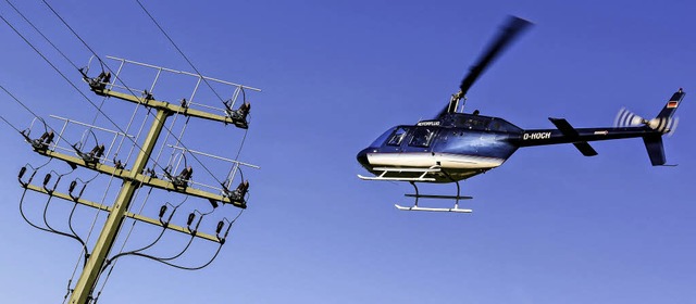 Der Hubschrauber kommt den Leitungen z...bei einem Kontrollflug im Dreisamtal.   | Foto: Archivfoto: Max Schuler