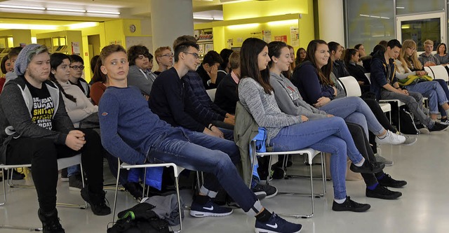 Drei zehnte Klassen beschftigten  sic...tbibliothek  mit Schauspiel und Film.   | Foto: Horatio Gollin