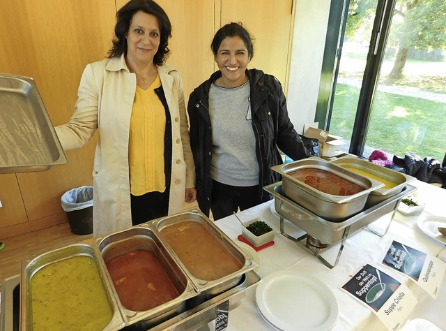 Auch Halima Knig (links) und Silvia Silva boten leckere Suppen an.   | Foto: cornelia weizenecker