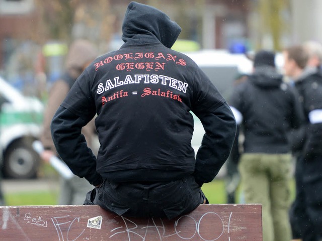 Ein Teilnehmer einer rechtsextremen De...sten, Antifa = Salafista. (Symbolbild)  | Foto: dpa