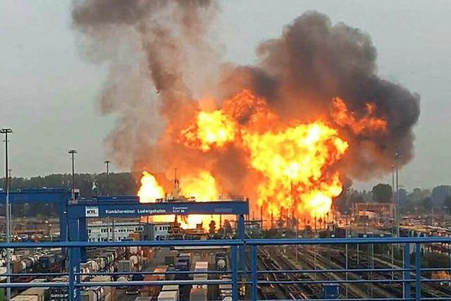 Heftige Explosion bei BASF - Suche nach Ursache luft