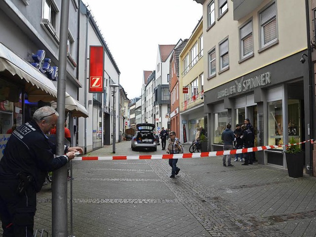 Die Polizei sperrt nach dem berfall a...erstrae vor dem Juweliergeschft ab.   | Foto: Ralf Burgmaier