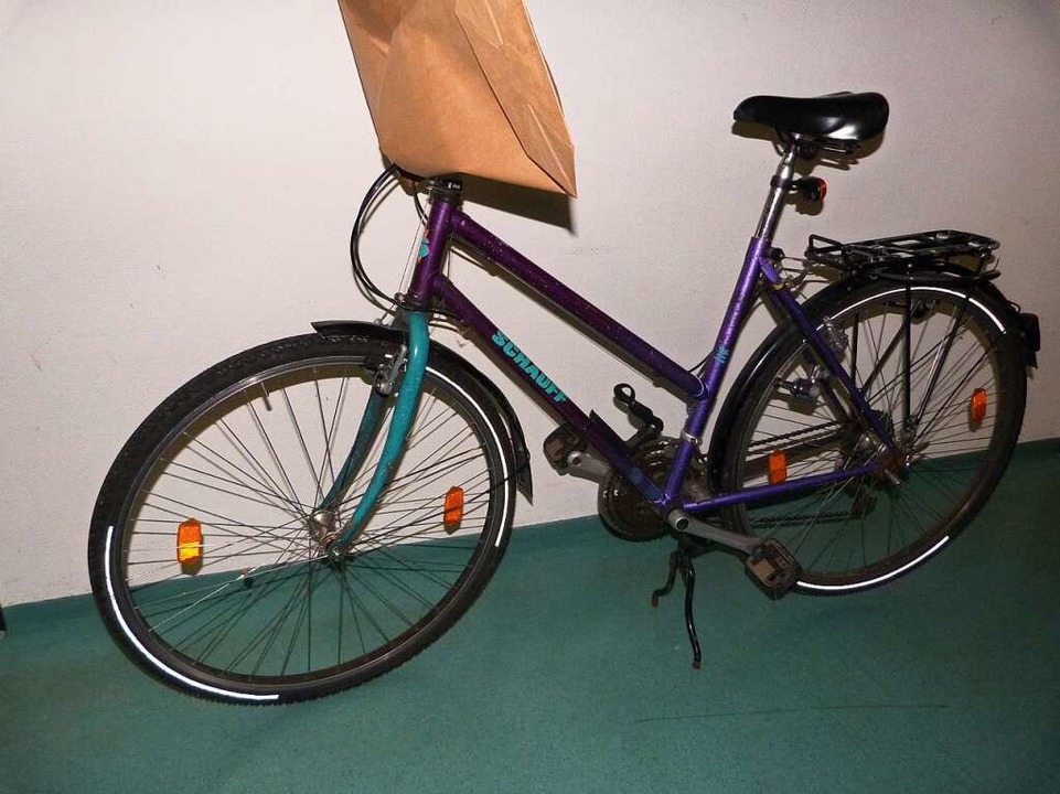 Diese herrenlose Fahrrad wurde an der Dreisam gefunden.  | Foto: Polizei