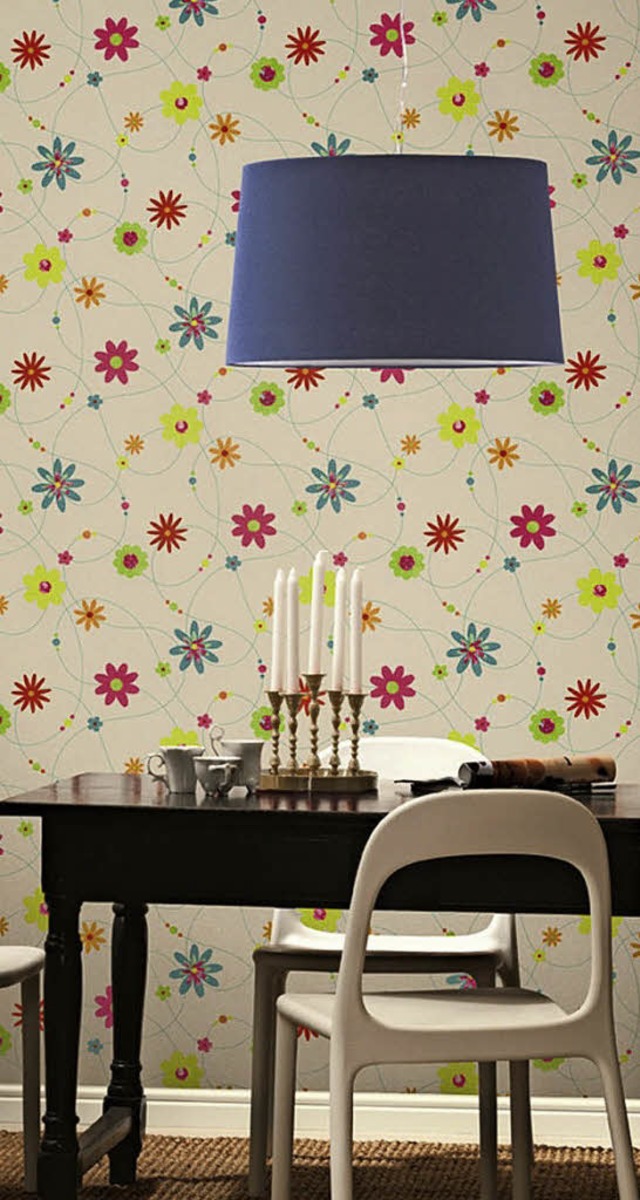 Tapeten knnen Wohnung aufpeppen. Aktuell liegen florale Muster im Trend.   | Foto: tmn