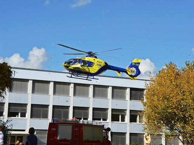 Ein Schweizer Rettungshubschrauber brachte den Verletzten ins Krankenhaus.  | Foto: Verena Pichler 