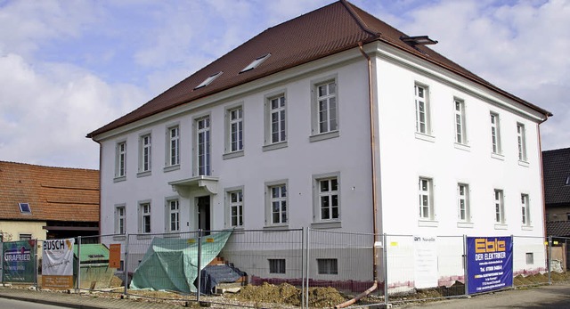 Die Sanierung des Rathauses wird teure...ndsteinstufen der Auentreppe verlegt.  | Foto: Ilona Hge