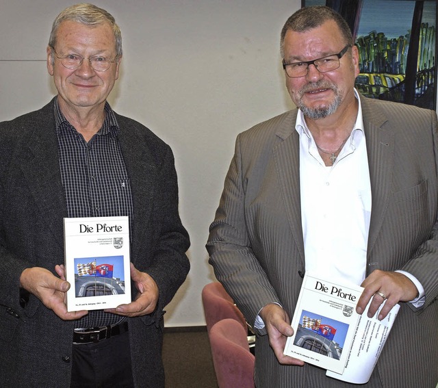Klaus Weber (links) und Brgermeister ... Jahrbuchs &#8222;Die  Pforte&#8220;.   | Foto: Michael Haberer