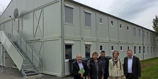 Letzte Inspektion der Containerwohnanl...ns-Peter Rothardt (alle Landratsamt).   | Foto: Karlernst Lauffer