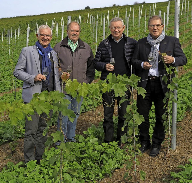 Ein Prosit auf den Wein von Morgen (vo...er, Martin Weber und Joachim Schuster   | Foto: Dorothee Philipp