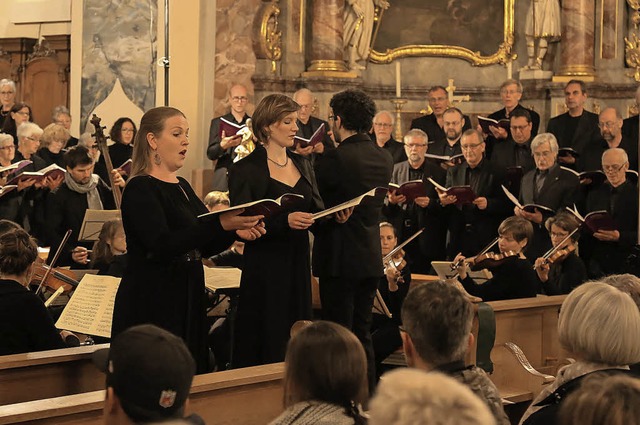 Der Projektchor mit Gastsngerinnen un...nem Haydn-Konzert in St. Bartholomus.  | Foto: Decoux-Kone