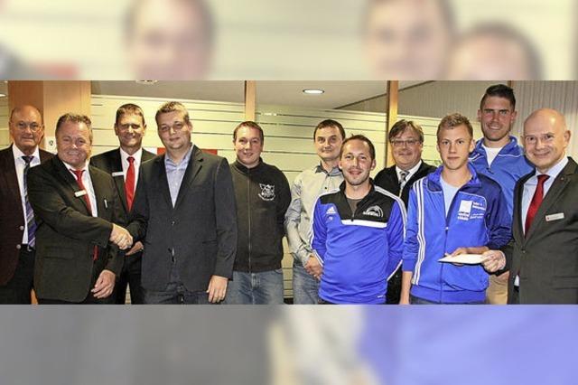 Sparkasse Hochrhein spendet je 5000 Euro fr den SV Grwihl und Eintracht Wihl