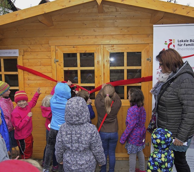 Hochoffiziell und mit groer Freude er...Schler ihr neues Werkstatthusschen.   | Foto: Gabriele Poppen