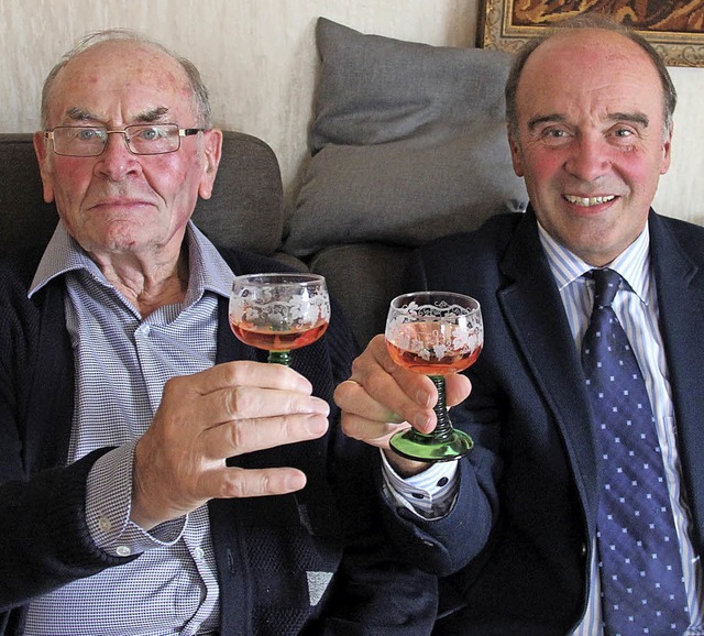 Dieter Schneckenburger (rechts) gratul... Herbert Zimmerlin zum   Geburtstag.    | Foto: Horst David