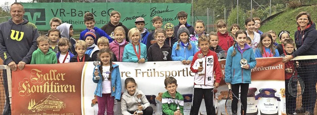 Frh bt sich: 36 Nachwuchs-Tennisspie...rechts Jugendwartin Katharina Hackner.  | Foto: zvg
