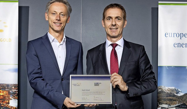Brgermeister Michael Wilke (links) un...rg Lutz mit der neuen EEA-Auszeichnung  | Foto: Philipp Schmidli