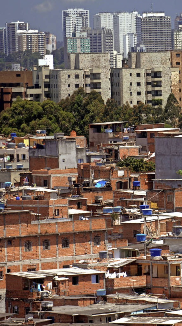 Elendsviertel neben Hochhusern in Sao Paulo, Brasilien   | Foto: DPA