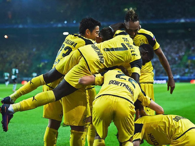 Gelbe Jubeltraube: Dortmunds Spieler feiern den 2:1-Erfolg in Lissabon  | Foto: afp
