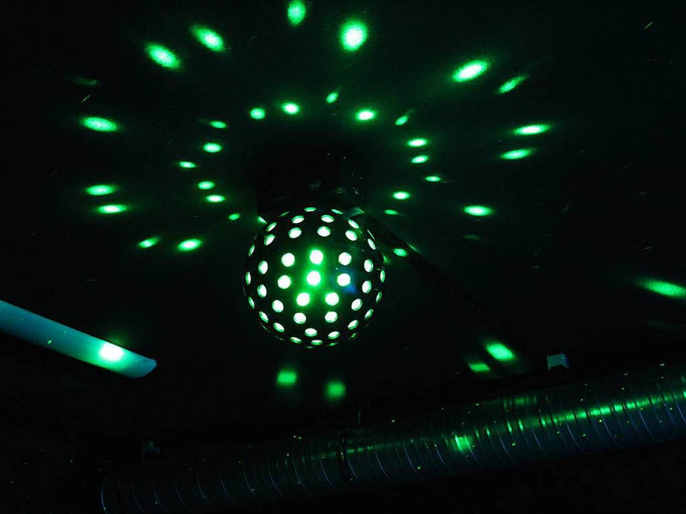 Eine LED-Discokugel bringt den neuen Floor zum Strahlen  | Foto: Brigitte Rohm