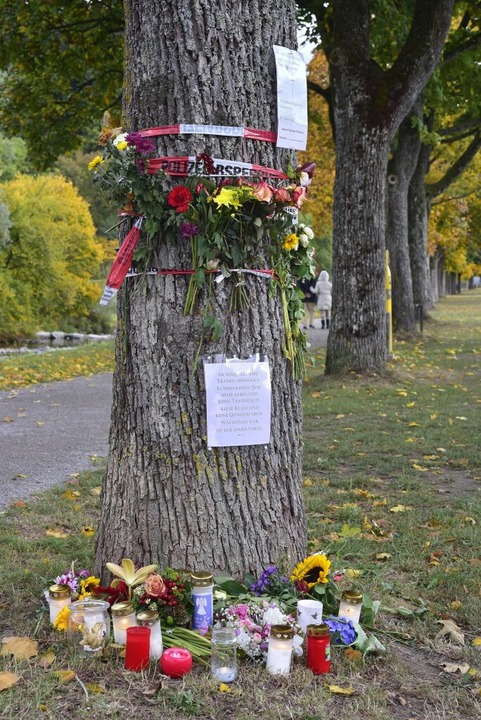 Blumenstrue und Kerzen an einem Baum...isamuferweg in der Nhe des Fundortes.  | Foto: Thomas Kunz