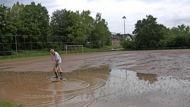 Nach Regenfllen ist der Tennenplatz d...enden Josef Schoubrenner nichts mehr.   | Foto: Wolfgang Beck