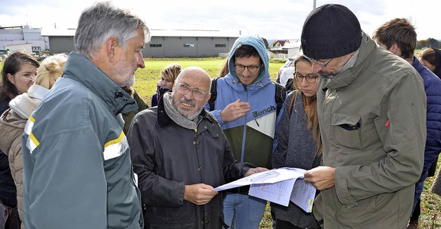 Friedbert Zapf (links), stellvertreten...gabe eine eigene Bauplanung entwerfen.  | Foto: Stefan Limberger-Andris