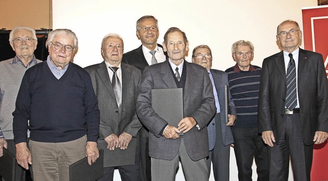 Zwlf Mitglieder wurden fr 70-jhrige...en indes der Einladung Folge leisten.   | Foto: IG Metall
