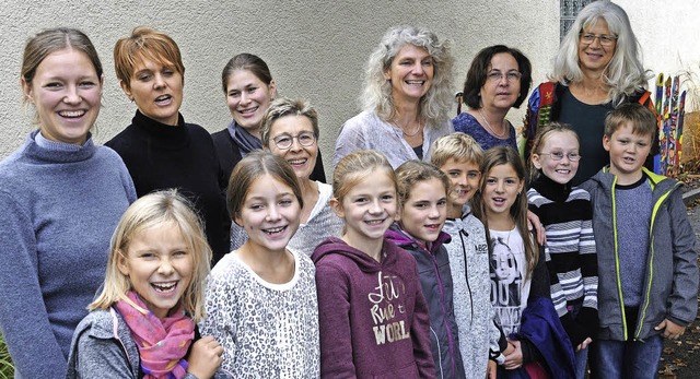 Teamarbeiterin:  Doris Schack (hintere... Kolleginnen und Hllsteiner Kindern.   | Foto: Robert Bergmann