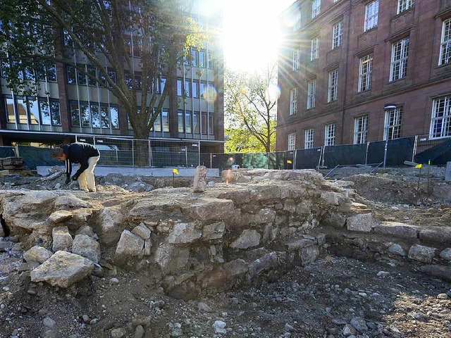 Bauarbeiter haben beim Baggern Fundamente der Alten Synagoge entdeckt.  | Foto: Ingo Schneider