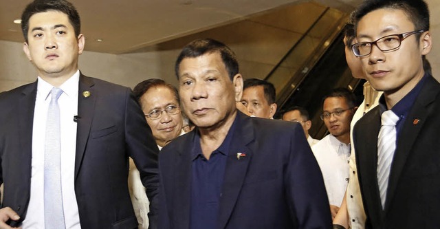 Rodrigo Duterte (Mitte), Prsident der Philippinen,   besucht  China.  | Foto: dpa