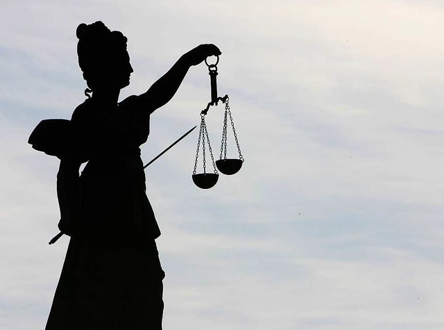 Die Gttin Justitia ist das Symbol fr...Zeugen ein gerechtes Urteil zu finden.  | Foto: dpa-tmn