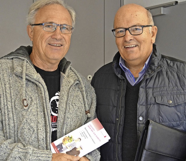Dieter Funk (links) und Marno le Moult...rverein Seniorenzentrum St. Fridolin.   | Foto: Britta Wieschenkmper