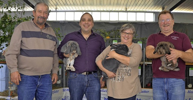 Der Vorsitzende Gerhard Jhle (links),... das gute Abschneiden ihrer Kaninchen.  | Foto: Cecile Buchholz