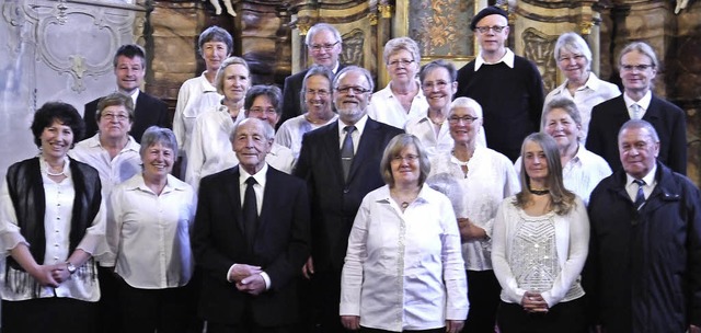 Der Kirchenchor Todtmoos wird seit 25 ... Asal (zweite Reihe, Mitte) geleitet.   | Foto: Folles