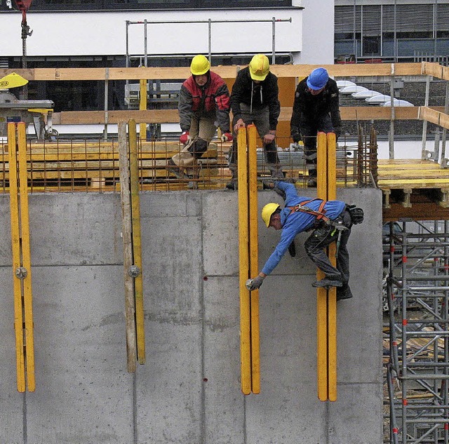 Gut abgesichert ist der Arbeiter, der ...erungsprojekts keine Probleme auftun.   | Foto: Gerard